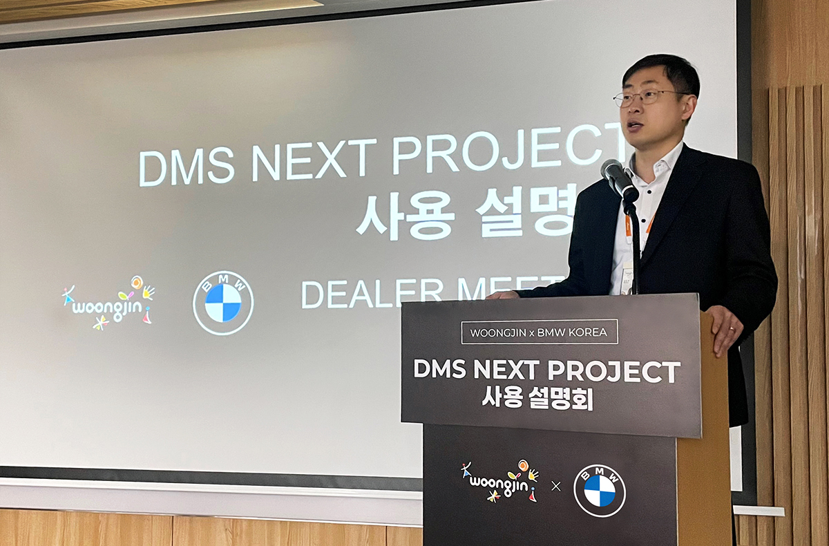 이번 프로젝트의 총괄인 웅진 김민준 사업팀장이 DMS NEXT 사용 설명회를 진행하고 있다.